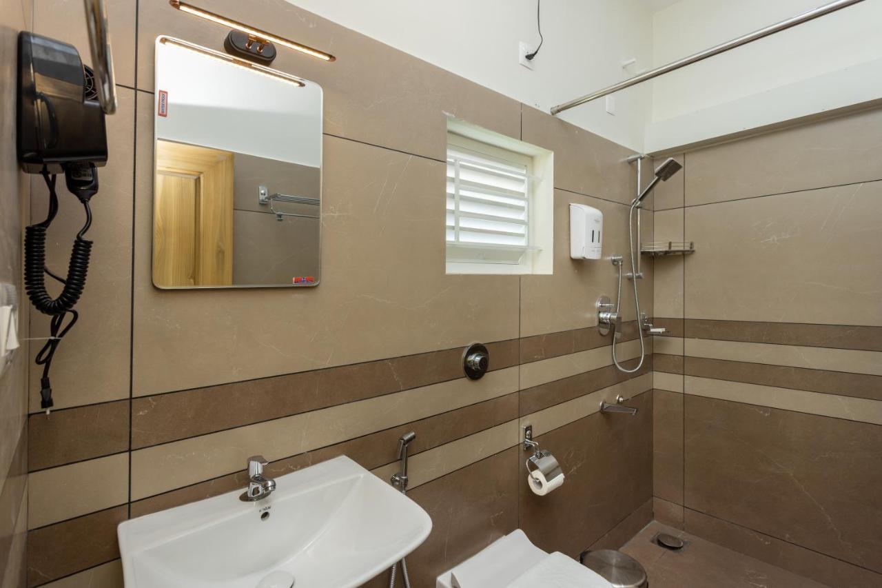 Esaa Airport Hotel Kochi Exterior photo